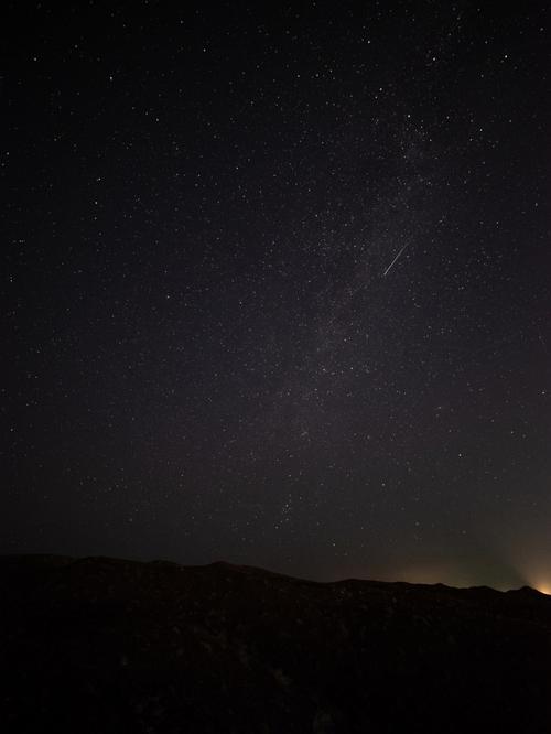 流星闯入了地球