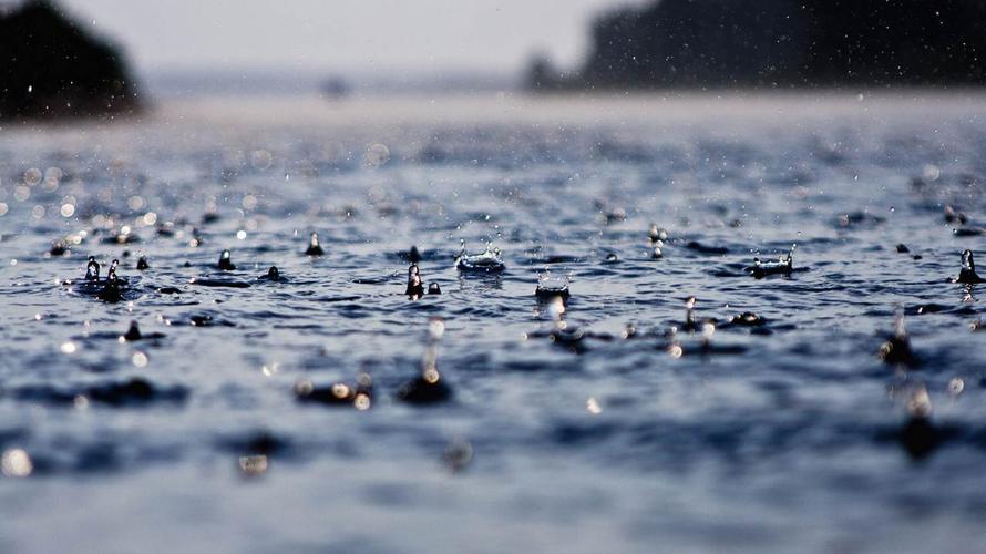 漫步在雨中