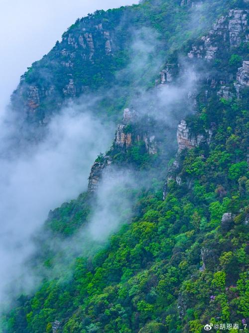 关于月亮的诗句——《彭蠡湖中望庐山》