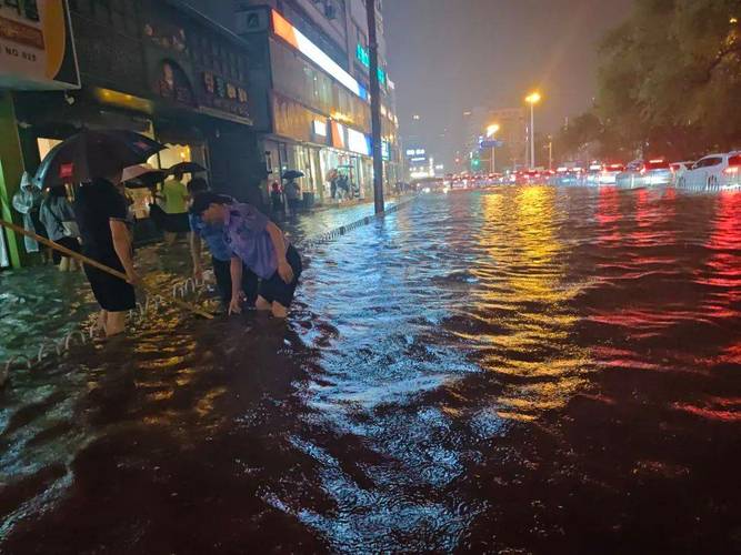 小学暴雨极端天气停课应急预案